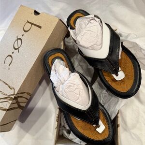 b.o.c. Women's Black and Tan Sandals
